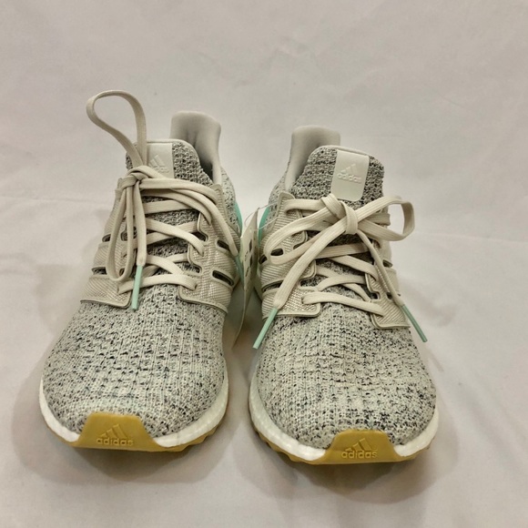 NWT women’s Adidas ultra boost size 7 - Picture 4 of 8
